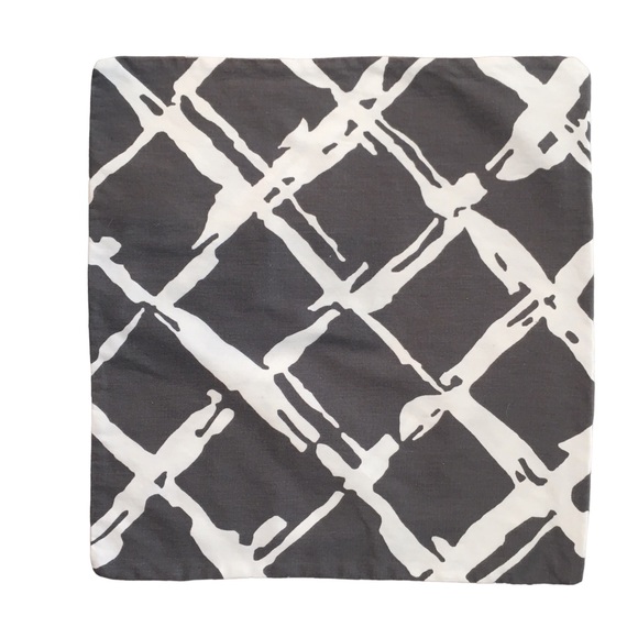 Set of 2 Pillow Covers 17” Gray & White abstract print Like new Zips closed EUC - Picture 2 of 10